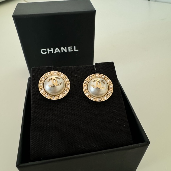 Chanel earrings $900 - Picture 5 of 8